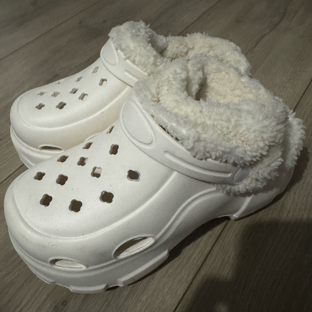 Cozy White Clog Slippers, lined, platform, size 5/6